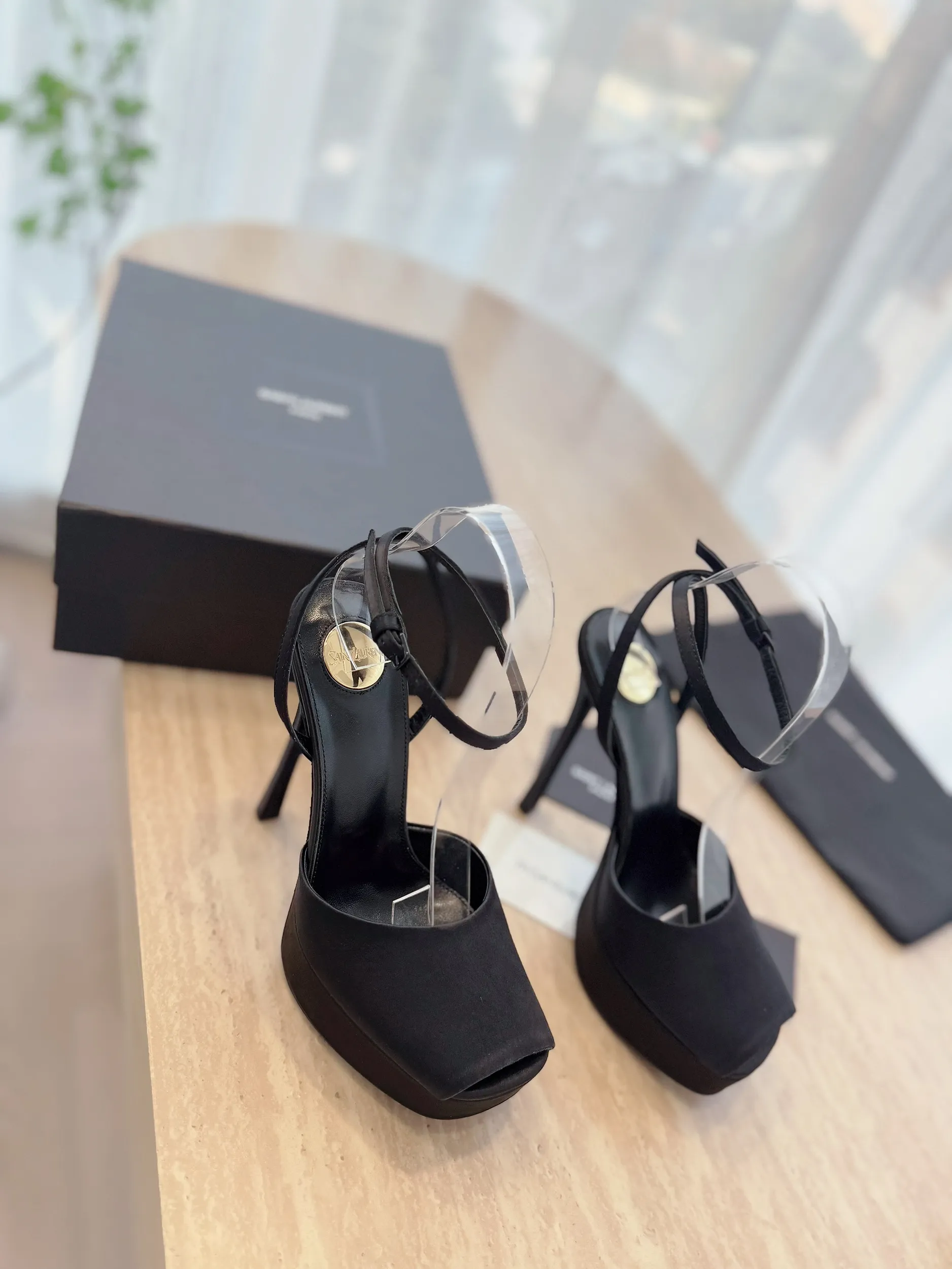 👟👟Ex-factory price 620👟👟 "SAINT LAUREN*" Saint Laurent ysl 25/spring and summer new catwalk high heels·new shoe style with 3 cm water platform. Only YSL understands women's hearts best and does not accept refutation. It is a super invincible feminine artifact and a must-have for women (z-product full-body customization, own molded toe hardware, perfect consistency). Compare the differences between pictures and goods on the market. ✔Upper: Customized imported silk, patent leather ✔Inner lining: imported sheepskin ✔Sole: imported genuine leather outsole ✔Heel height: 14cm ✔Number of yards: 35-39 (40.41.42 can be customized and non-returnable) (Full set of packaging)